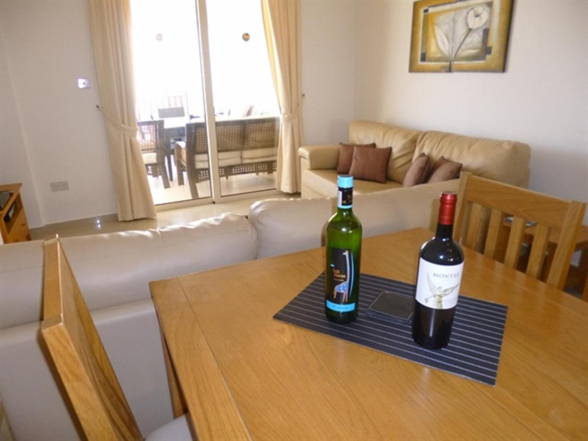 First Floor 2 Bedroom Apartment, Large Balcony, Amazing Sea Views, Communal Pool Peyia Exterior foto