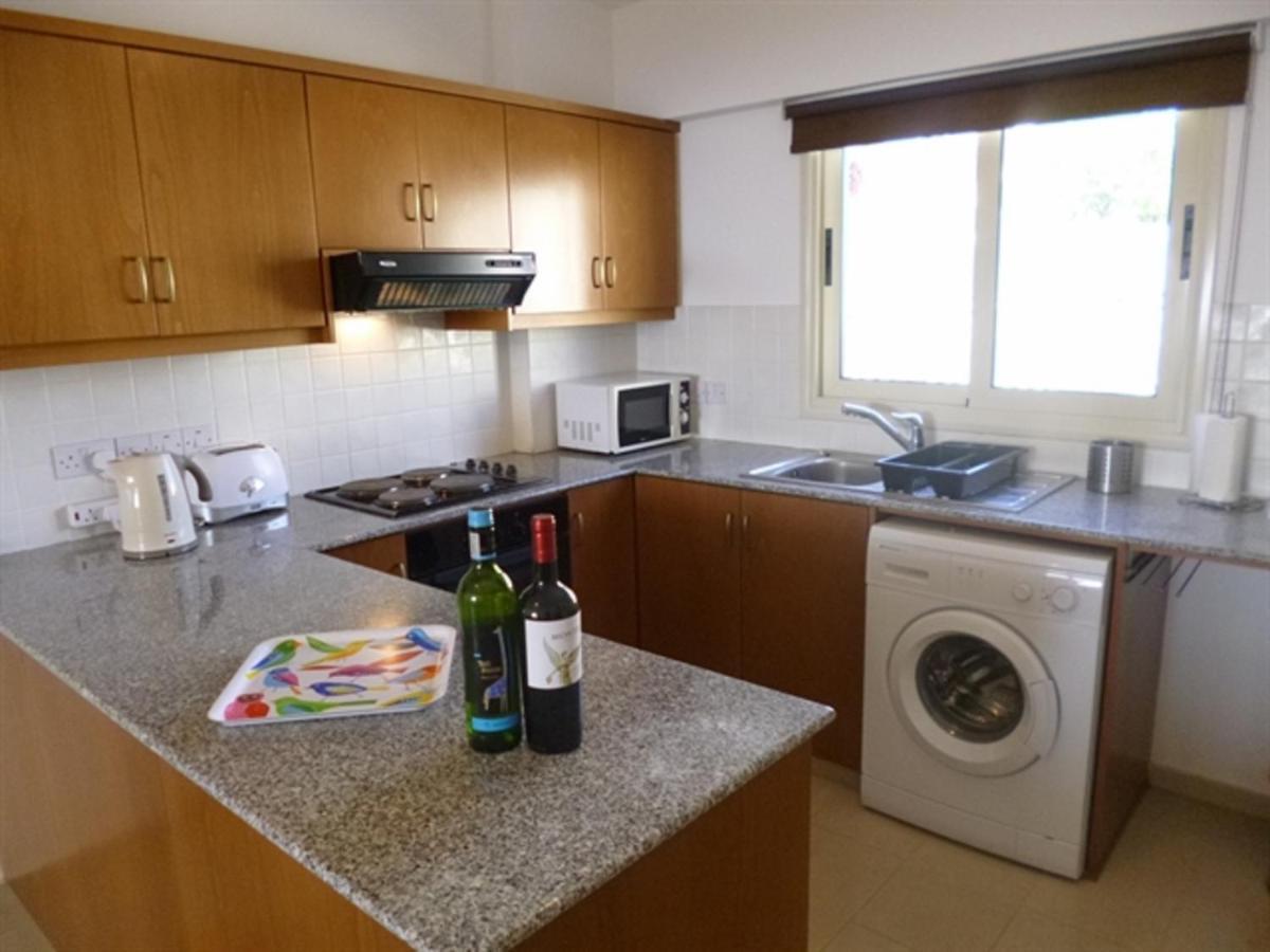 First Floor 2 Bedroom Apartment, Large Balcony, Amazing Sea Views, Communal Pool Peyia Exterior foto